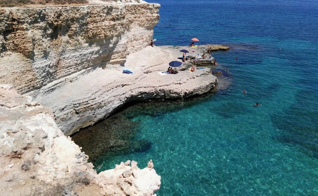 Photo de Spiaggia Torre Sant'Andrea avec roches de surface