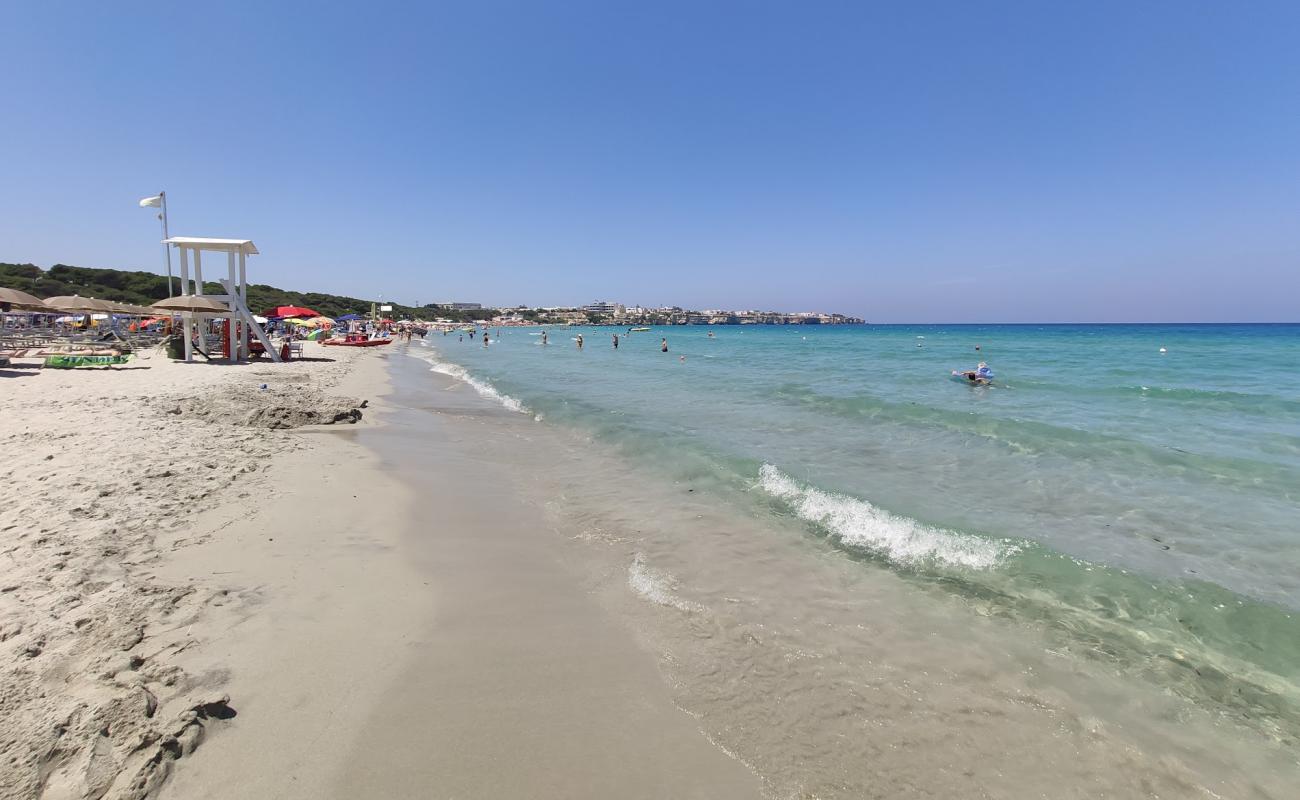 Photo de Spiaggia Torre dell'Orso avec sable fin et lumineux de surface