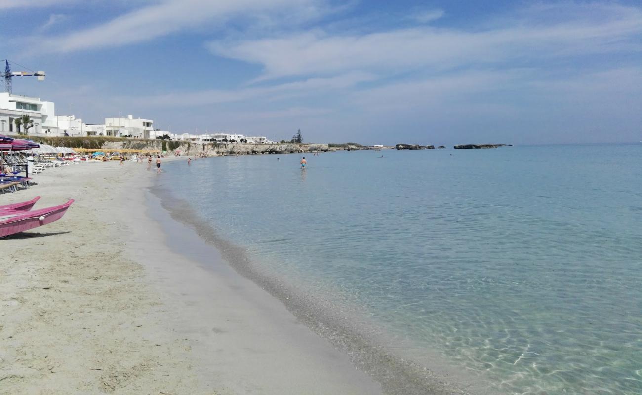 Photo de Lido L'Isola dei Briganti avec sable lumineux de surface