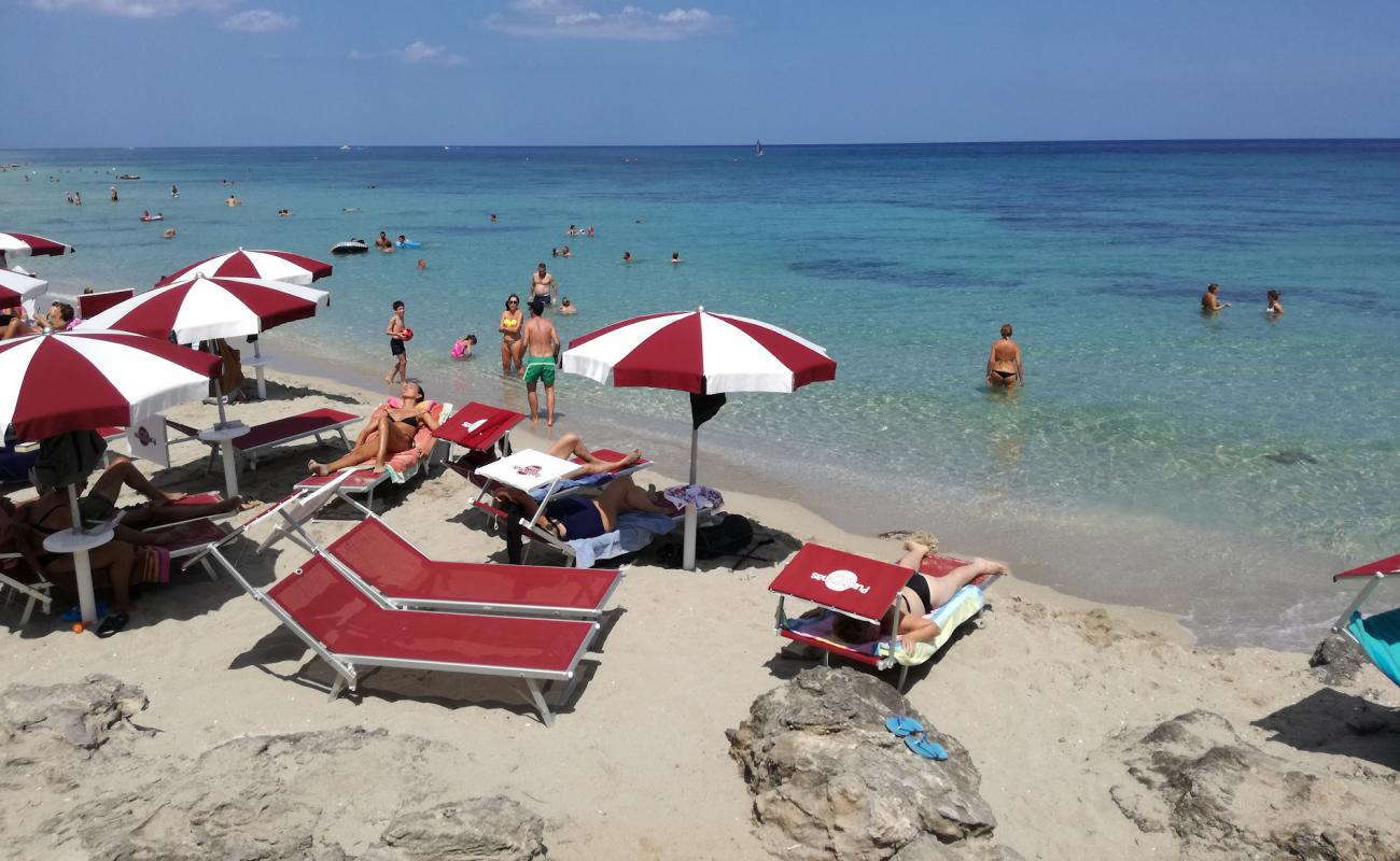 Photo de Spiaggia di Torre Specchia avec sable lumineux de surface