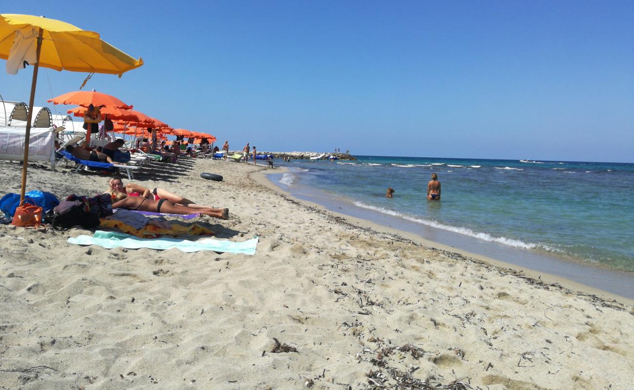 Photo de Spiaggia San Cataldo avec sable lumineux de surface