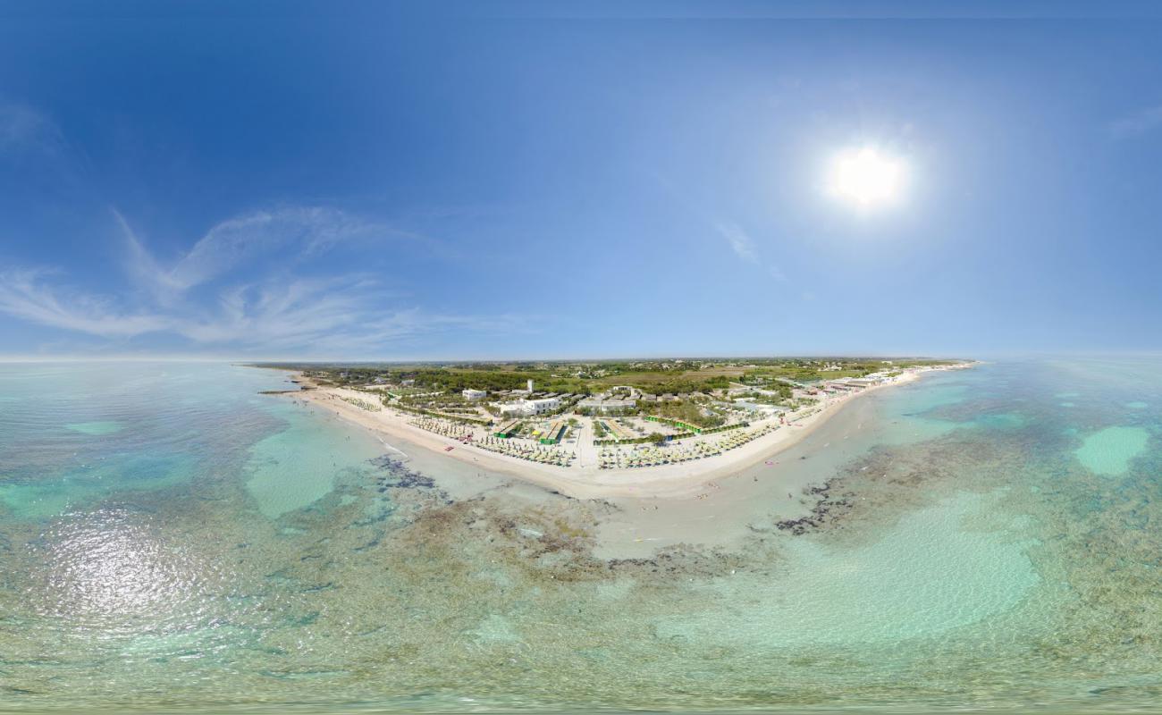 Photo de Idrovore beach avec sable lumineux de surface