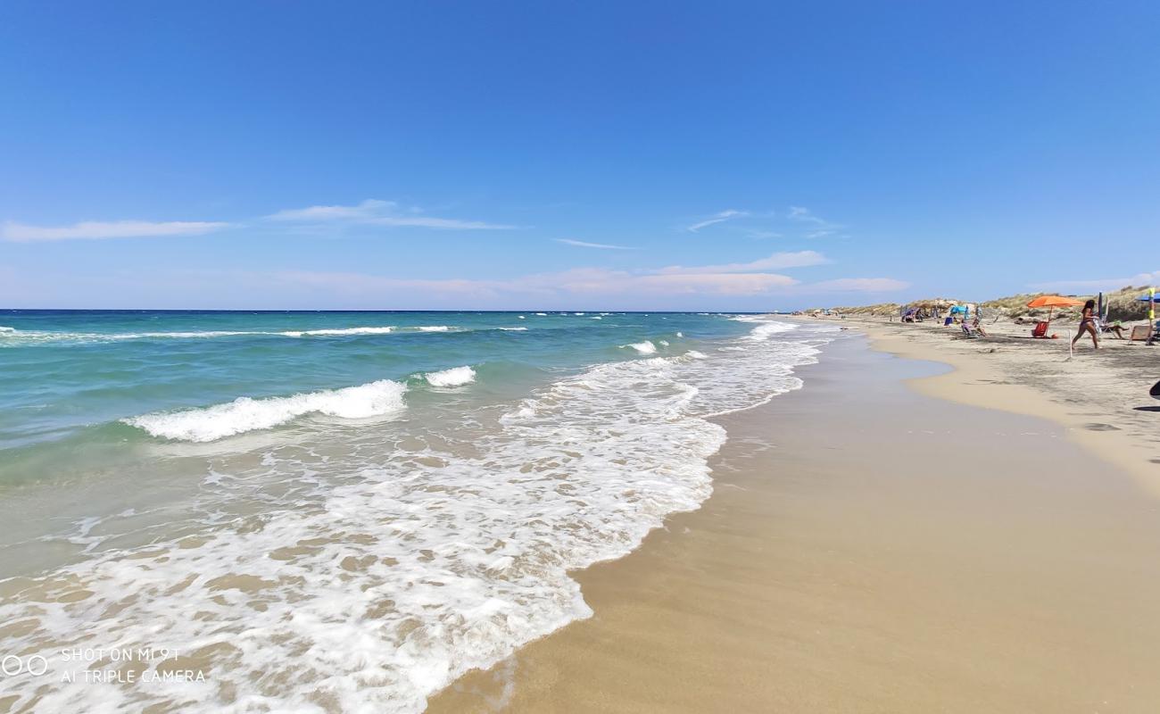 Photo de Spiaggia di Torre Rinalda avec sable fin et lumineux de surface