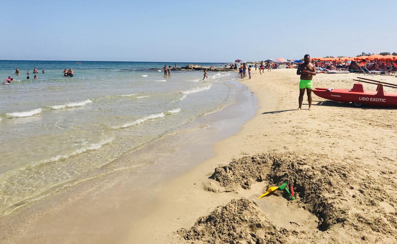 Photo de Casalabate beach II avec sable fin et lumineux de surface