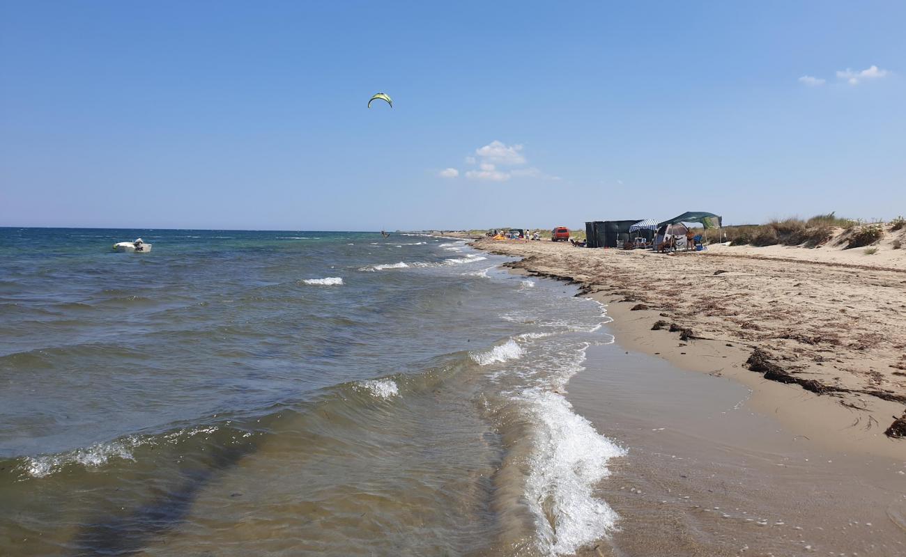 Photo de Salina Vecchia avec sable brun de surface