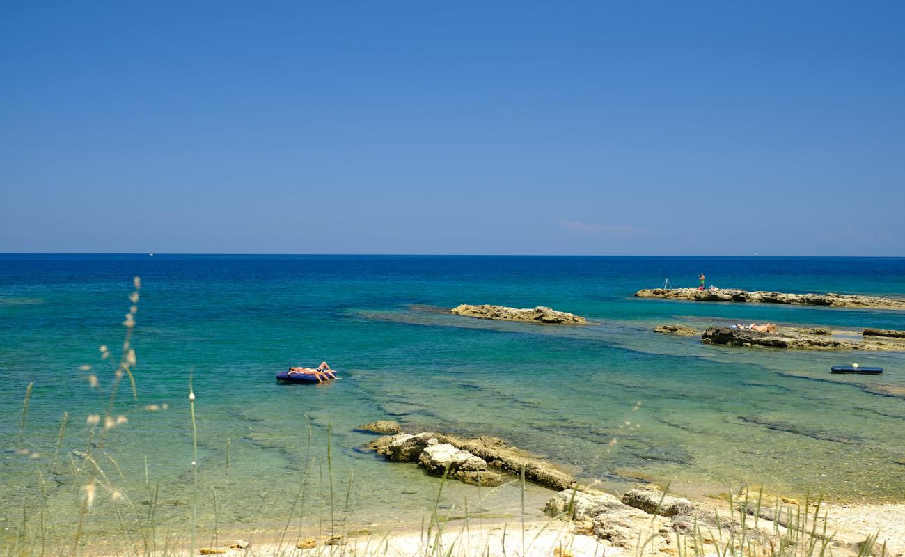 Photo de Cala Toni avec terrain rocheux de surface