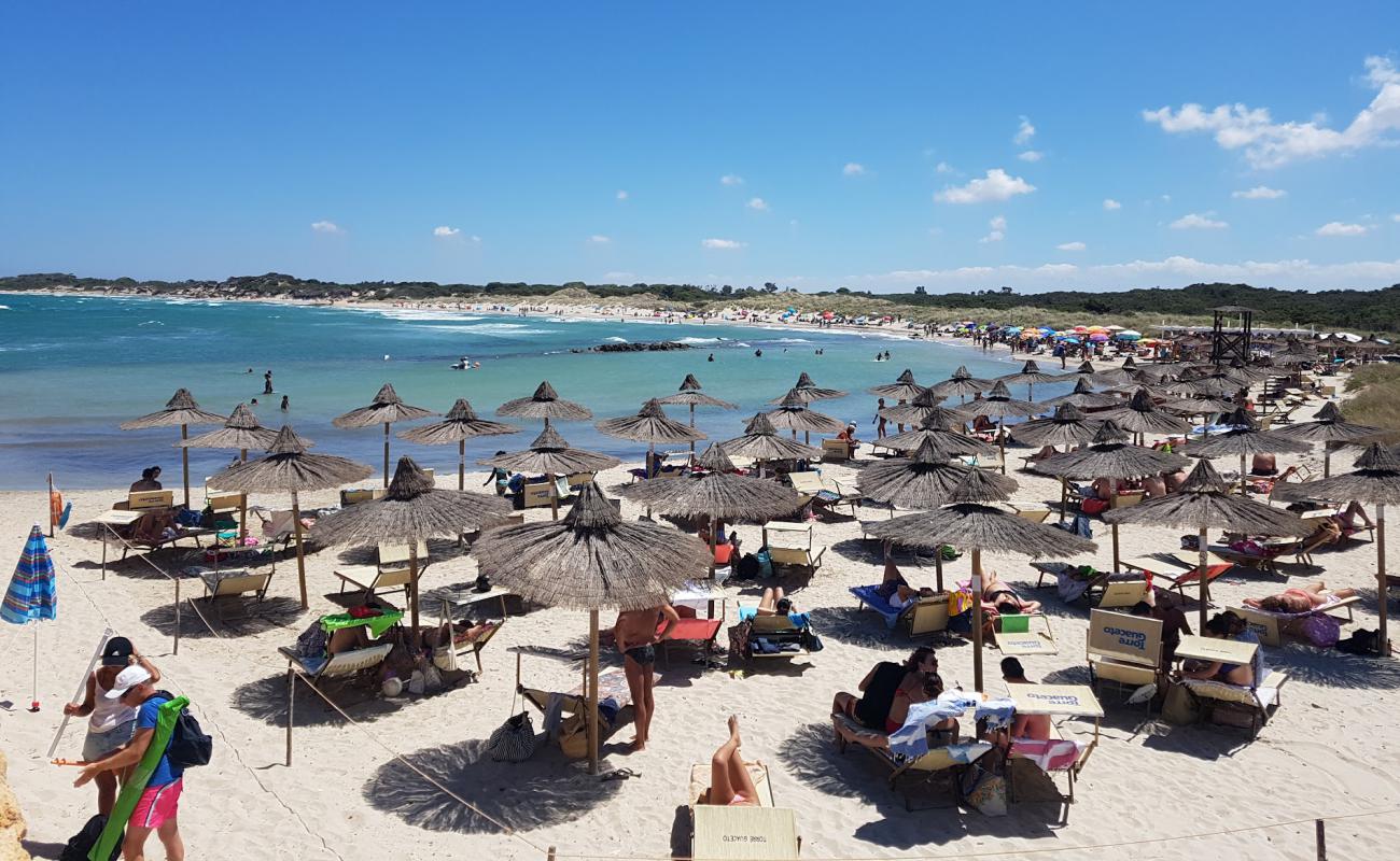 Photo de Spiaggia Torre Guaceto avec sable beige de surface