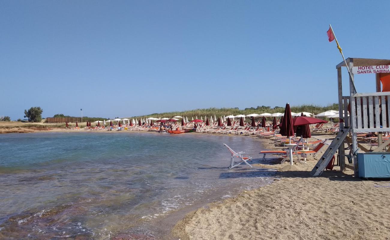 Photo de Torre Santa Sabina beach avec sable beige de surface