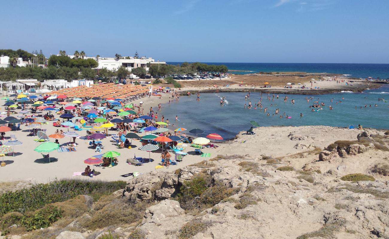 Photo de Spiaggia Mezzaluna avec sable beige de surface