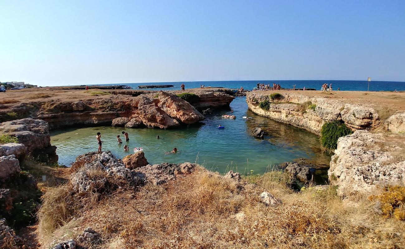 Photo de Spiaggia della Gola avec rocky shore de surface