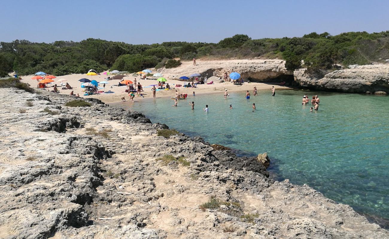 Photo de Spiaggia di Torre Pozzelle avec sable lumineux de surface