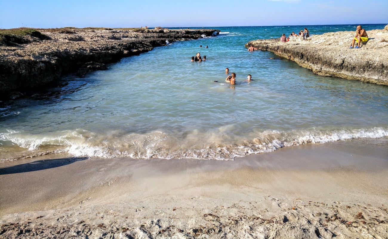 Photo de Costa Merlata beach avec sable lumineux de surface