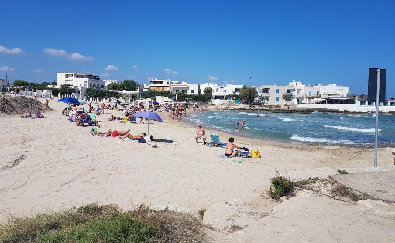 Photo de Baia di Camerini beach avec sable lumineux de surface