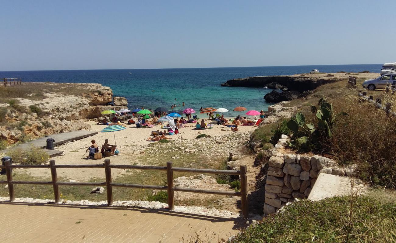 Photo de Cala Monaci beach avec sable lumineux de surface