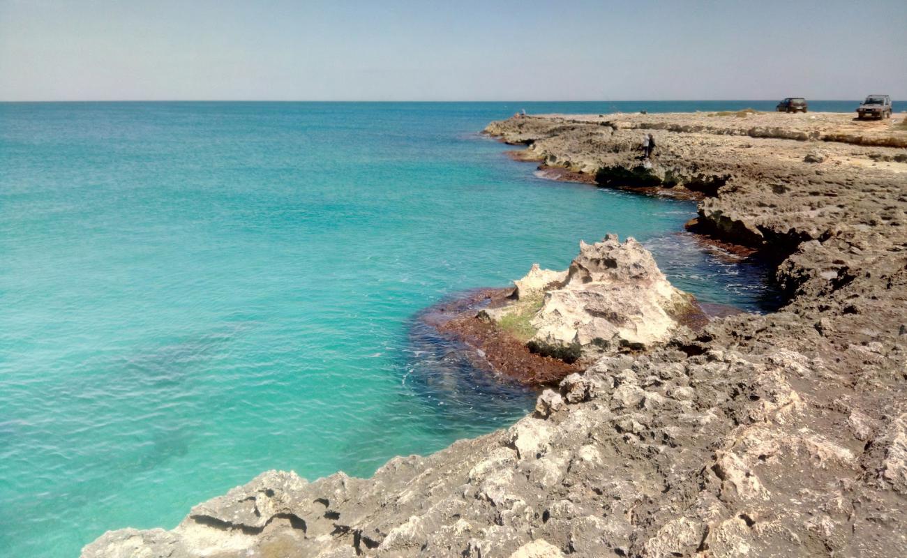 Photo de Cala Corvino beach avec sable beige de surface