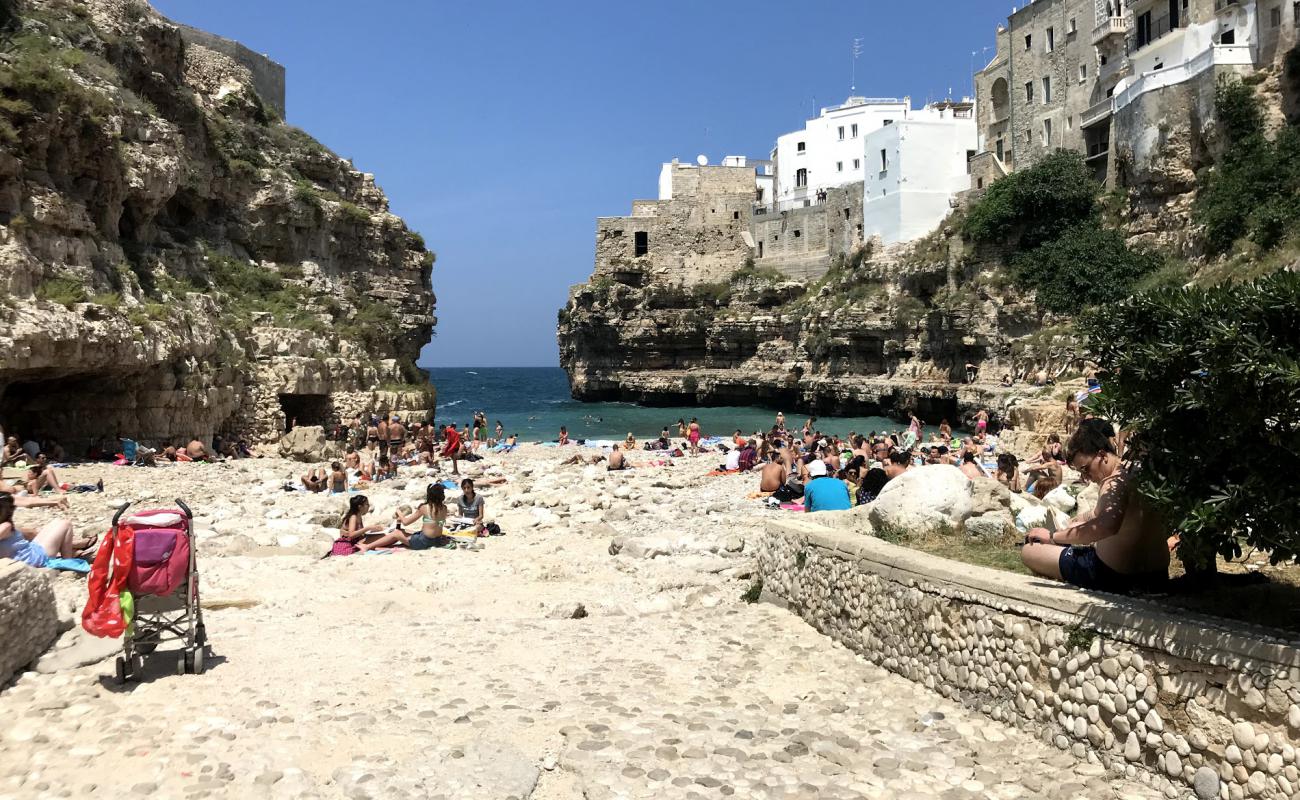 Photo de Lama Monachile Beach avec terrain rocheux de surface