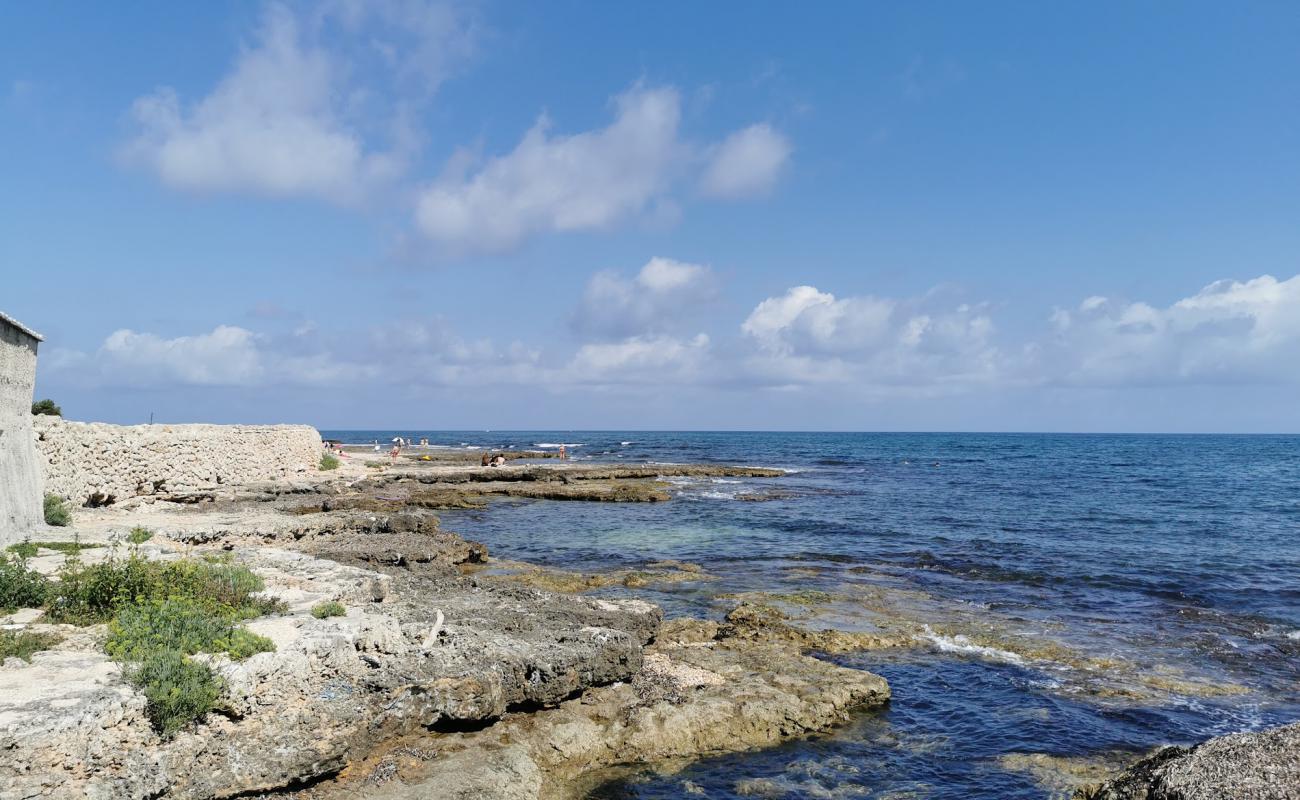 Photo de Libera blue wings beach avec sable gris avec roches de surface