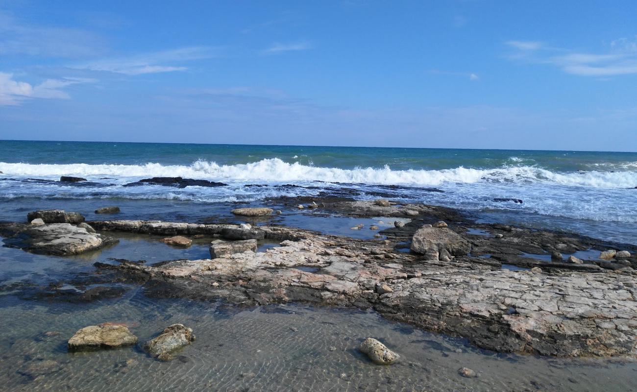 Photo de Mola di Bari beach avec sable gris & rochers de surface