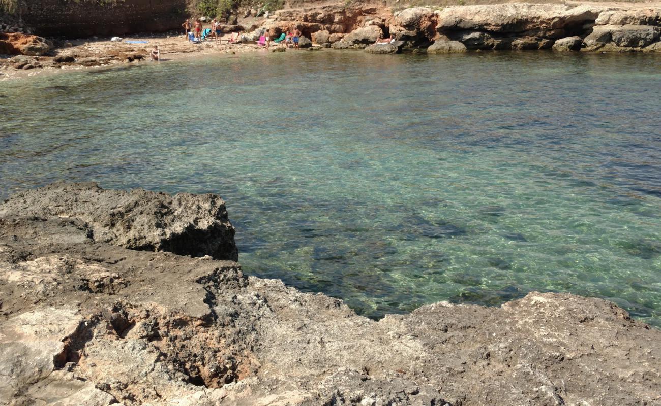 Photo de Cala Scizzo beach avec sable gris avec roches de surface