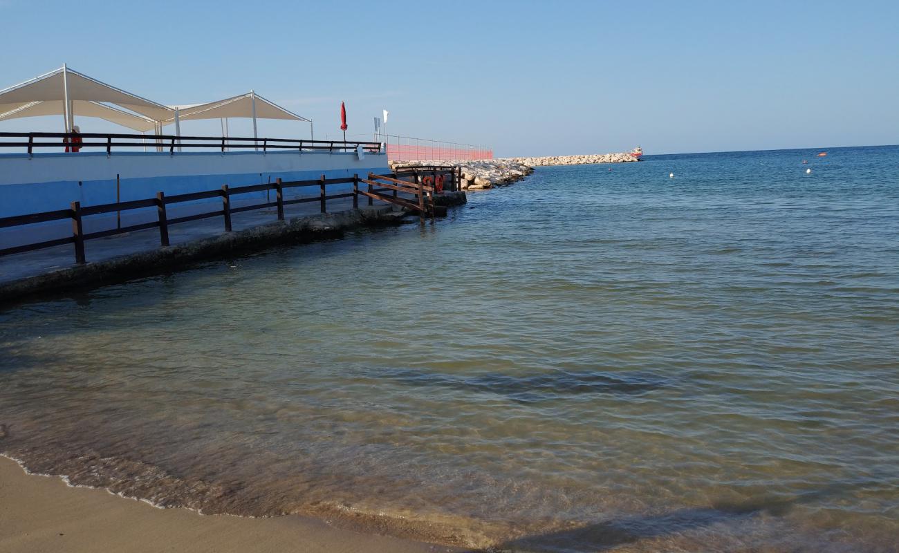 Photo de Fesca - San Girolamo Beach avec sable beige & pierres de surface