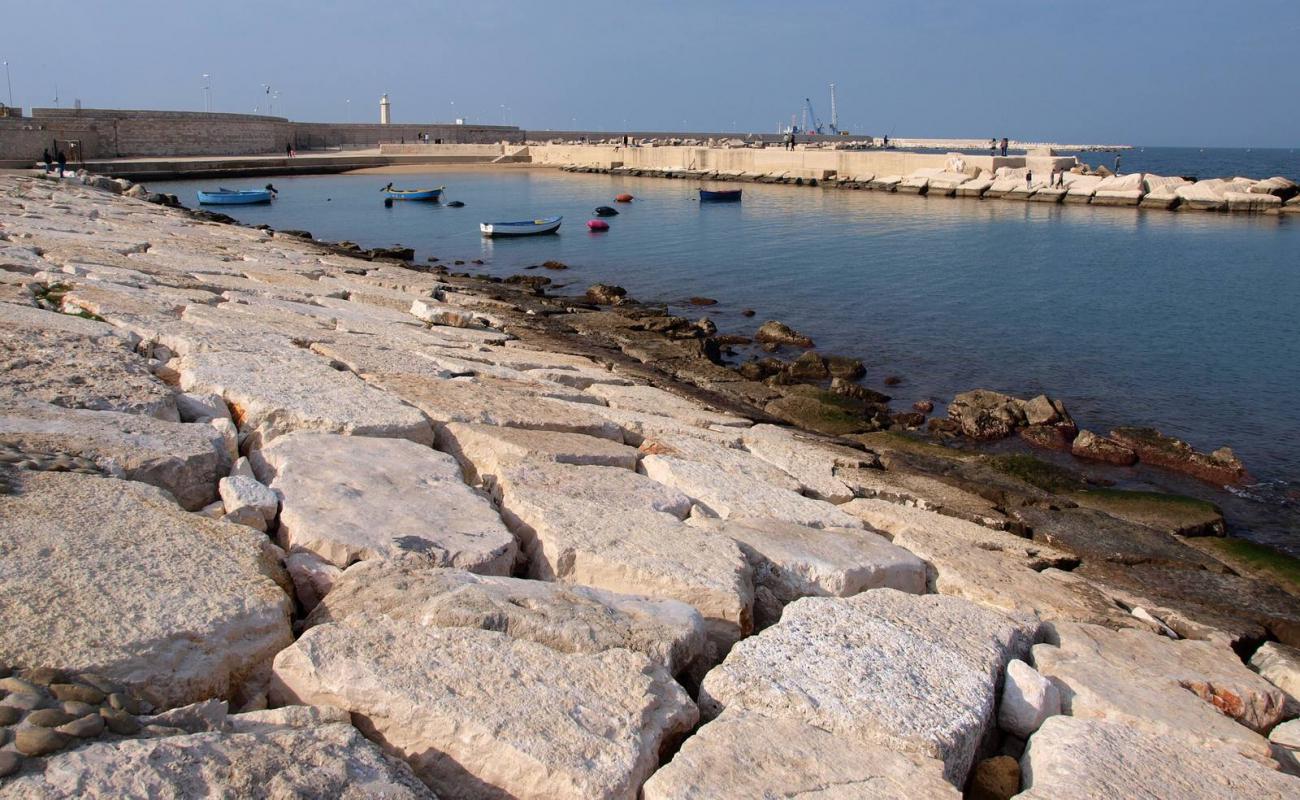 Photo de Beach Sant'Andrea avec sable beige de surface