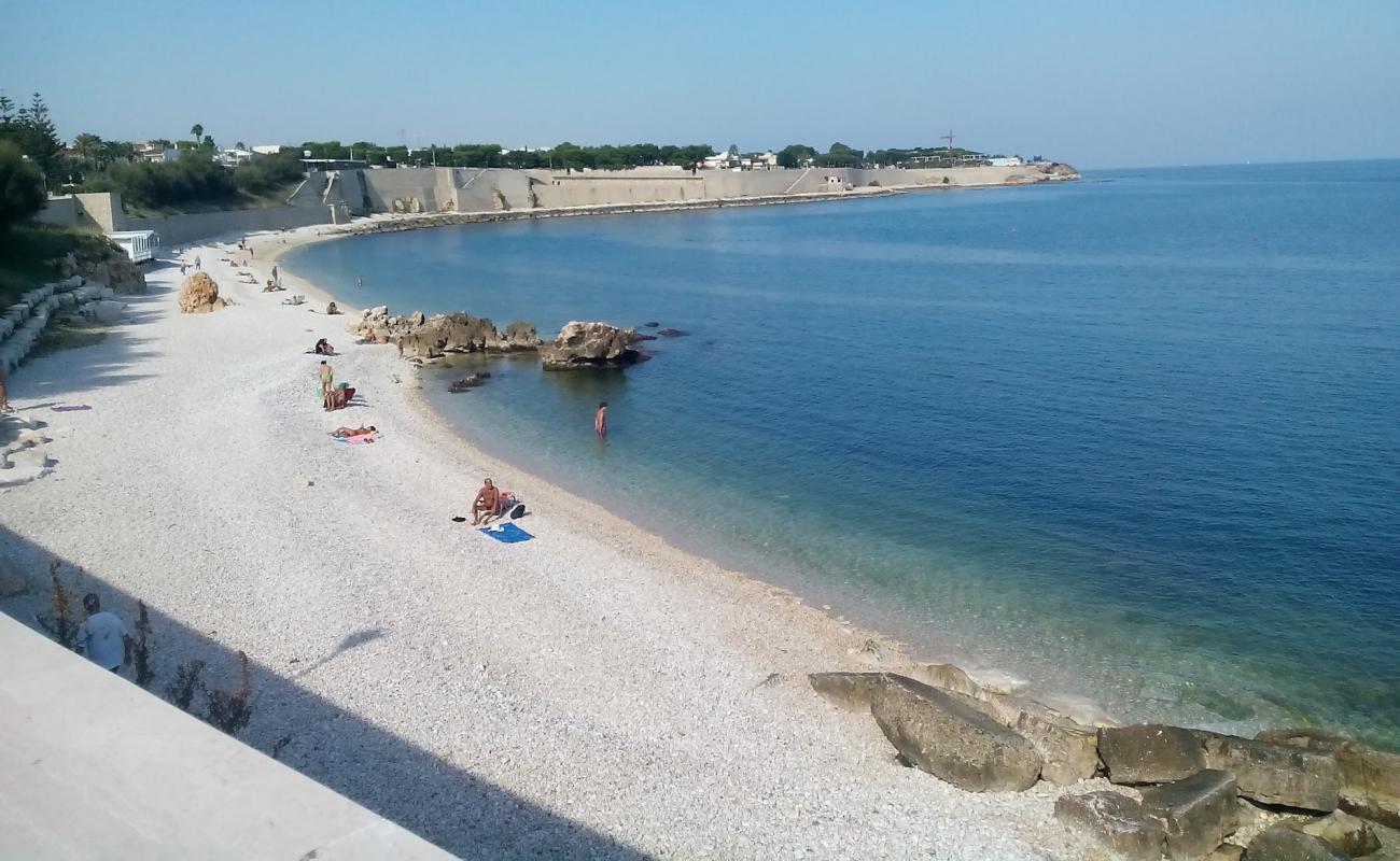 Photo de Salsello Beach avec galets gris de surface