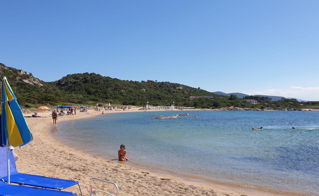 Photo de Spiaggia Su Sarrale avec sable brun de surface