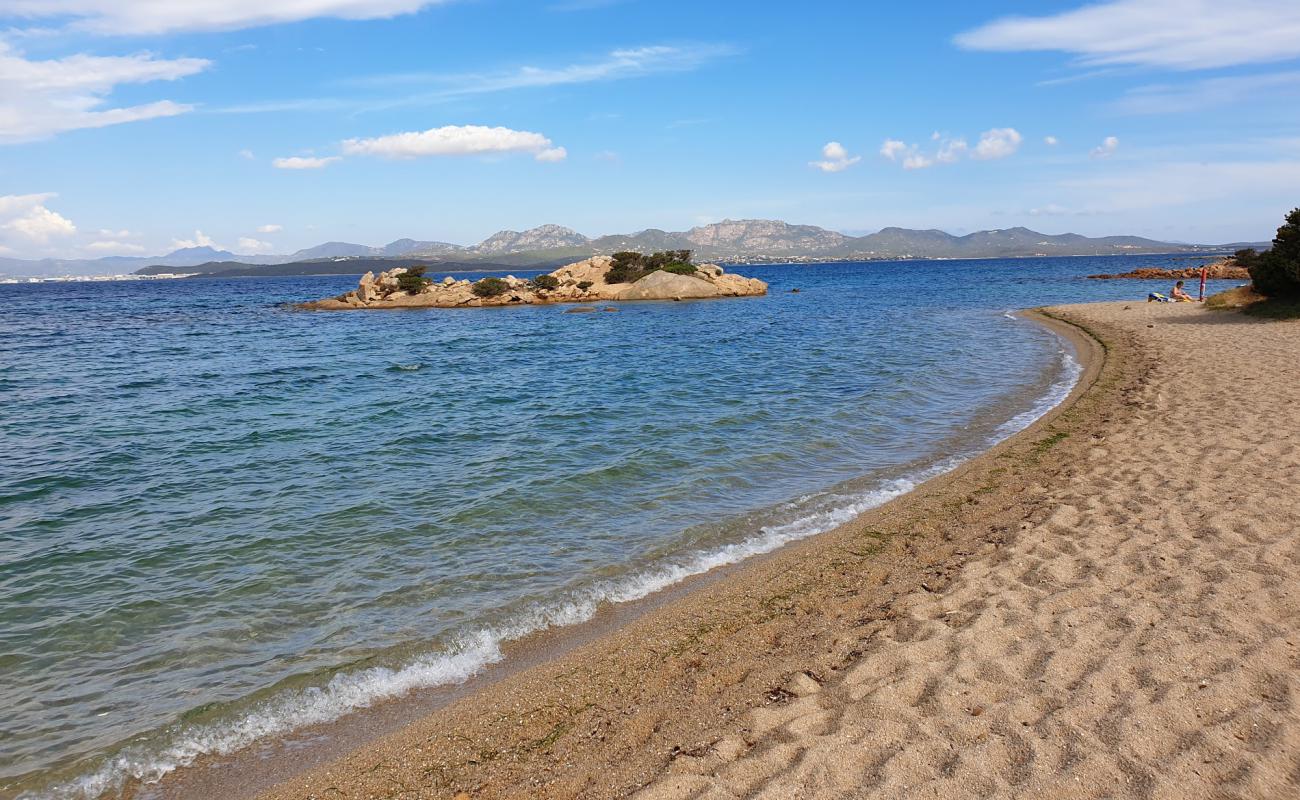 Photo de Spiaggia Li Cuncheddi avec sable brun de surface