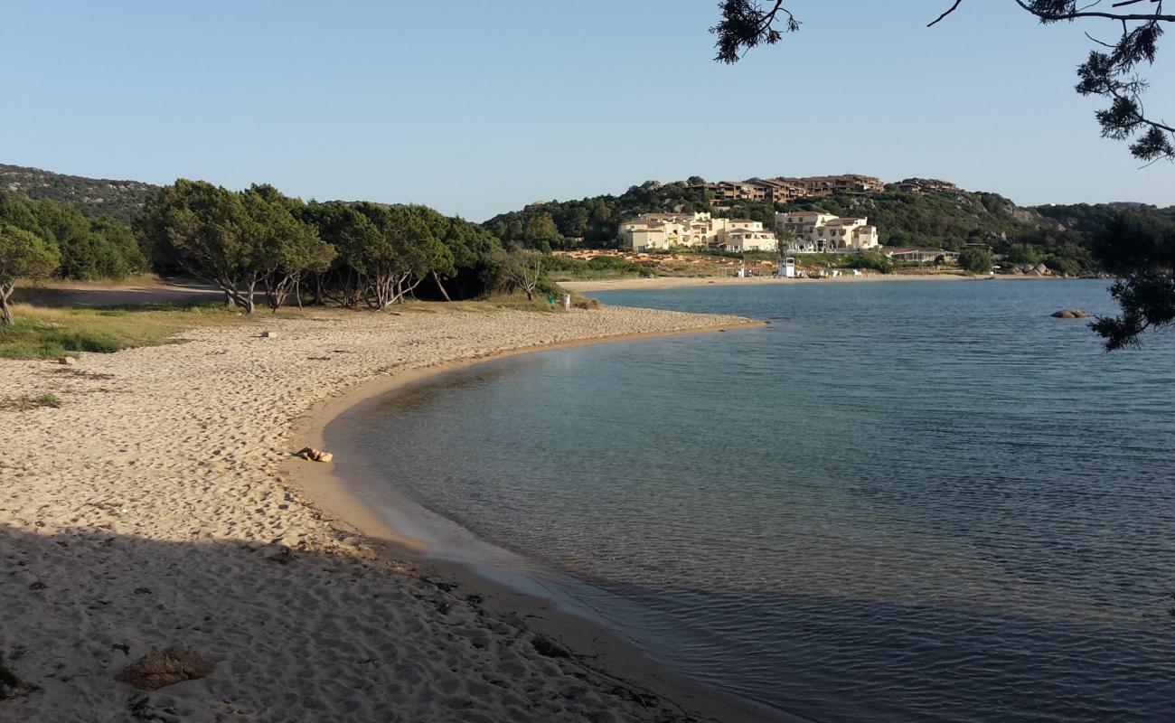 Photo de Spiaggia Bella avec sable brun de surface