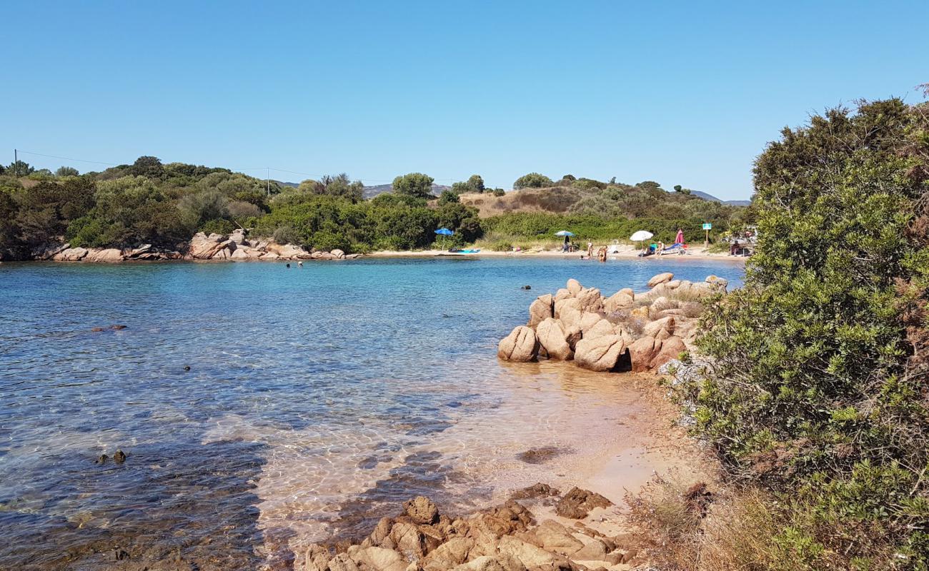 Photo de Cala Finanza avec sable brun de surface