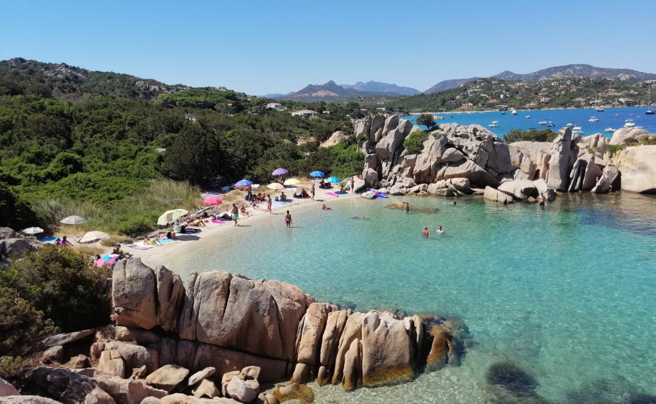 Photo de Spiaggia Delle Vacche avec sable lumineux de surface