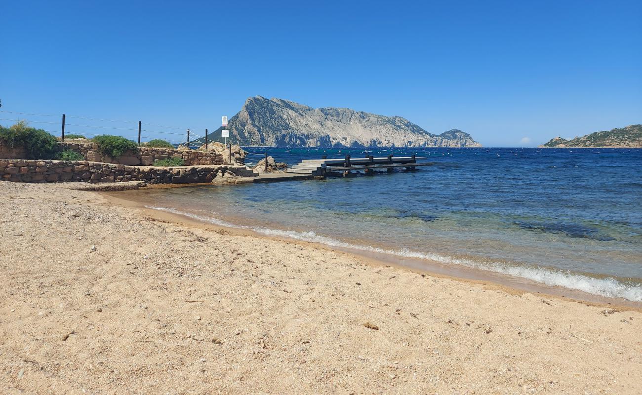 Photo de Spiaggia di Cala Ginepro
 avec sable beige de surface