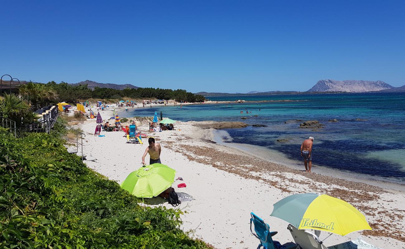 Photo de Spiaggia Cala d'Ambra avec sable beige & galets de surface