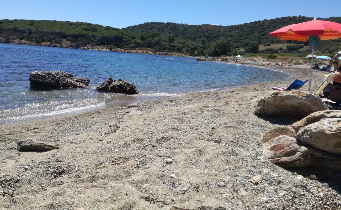 Photo de Becchi Beach avec galets beige de surface