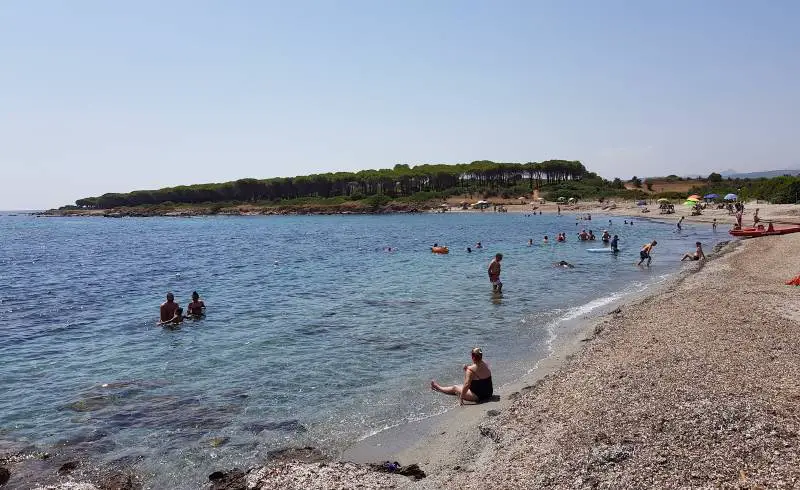 Photo de Cala Cuppetti avec sable beige & galets de surface