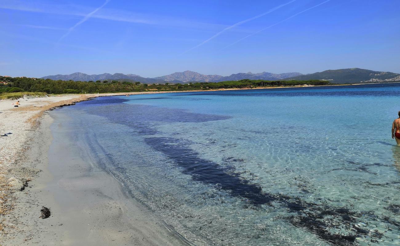 Photo de Spiaggia di Porto Ainu avec sable blanc de surface
