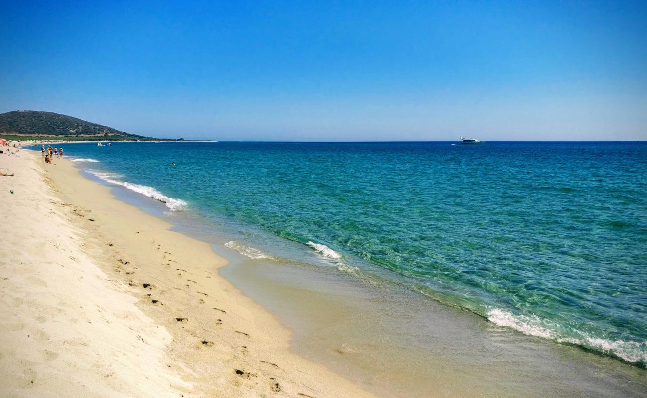 Photo de Spiaggia di Su Tiriarzu avec sable beige de surface