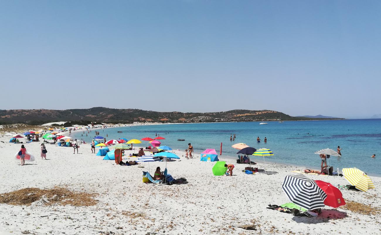 Photo de Spiaggia Di Capo Comino avec sable fin blanc de surface