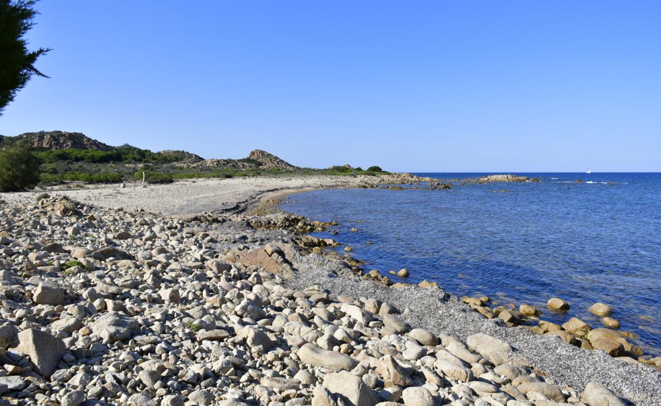 Photo de Spiaggia Su Tamariche avec sable beige & pierres de surface