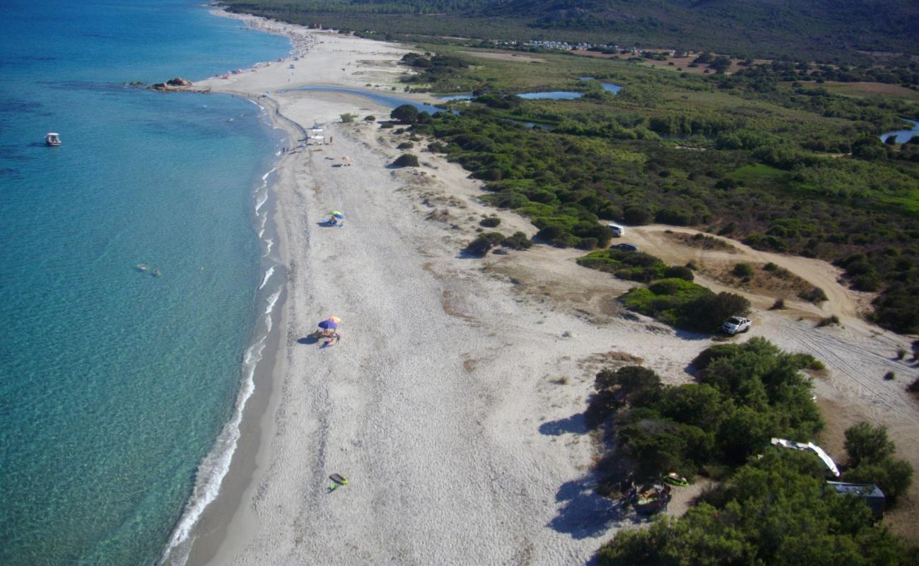 Photo de Mandra e Pische Nu Beach avec sable fin gris de surface