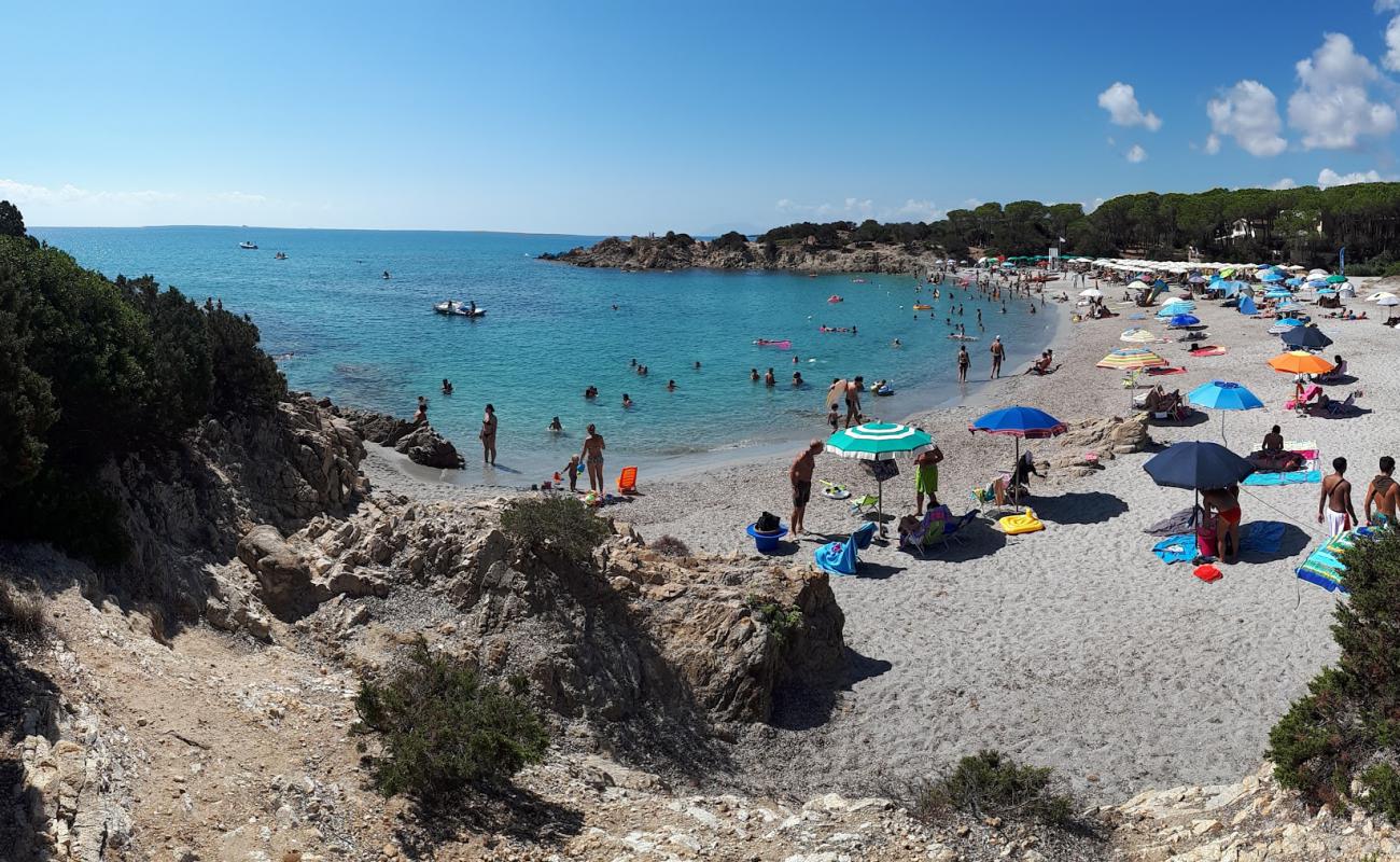 Photo de Spiaggia di Porto Corallo avec sable beige & galets de surface