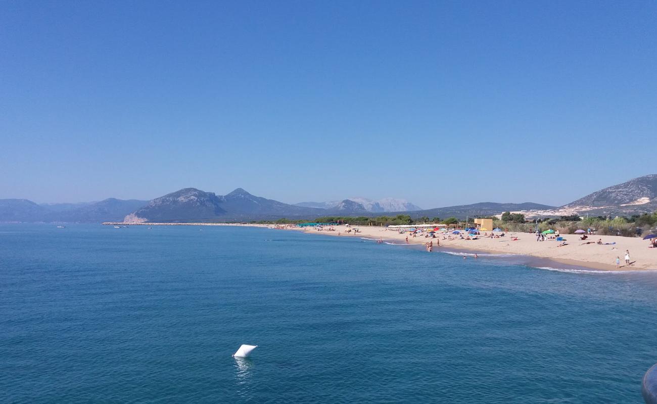 Photo de Marina di Orosei avec sable fin et lumineux de surface