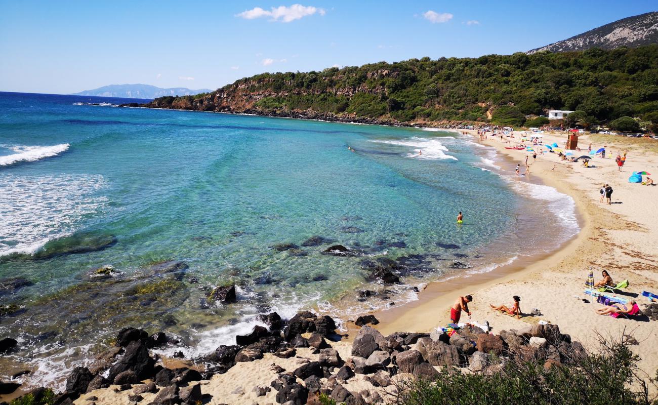 Photo de Plage d'Osalla avec sable beige de surface