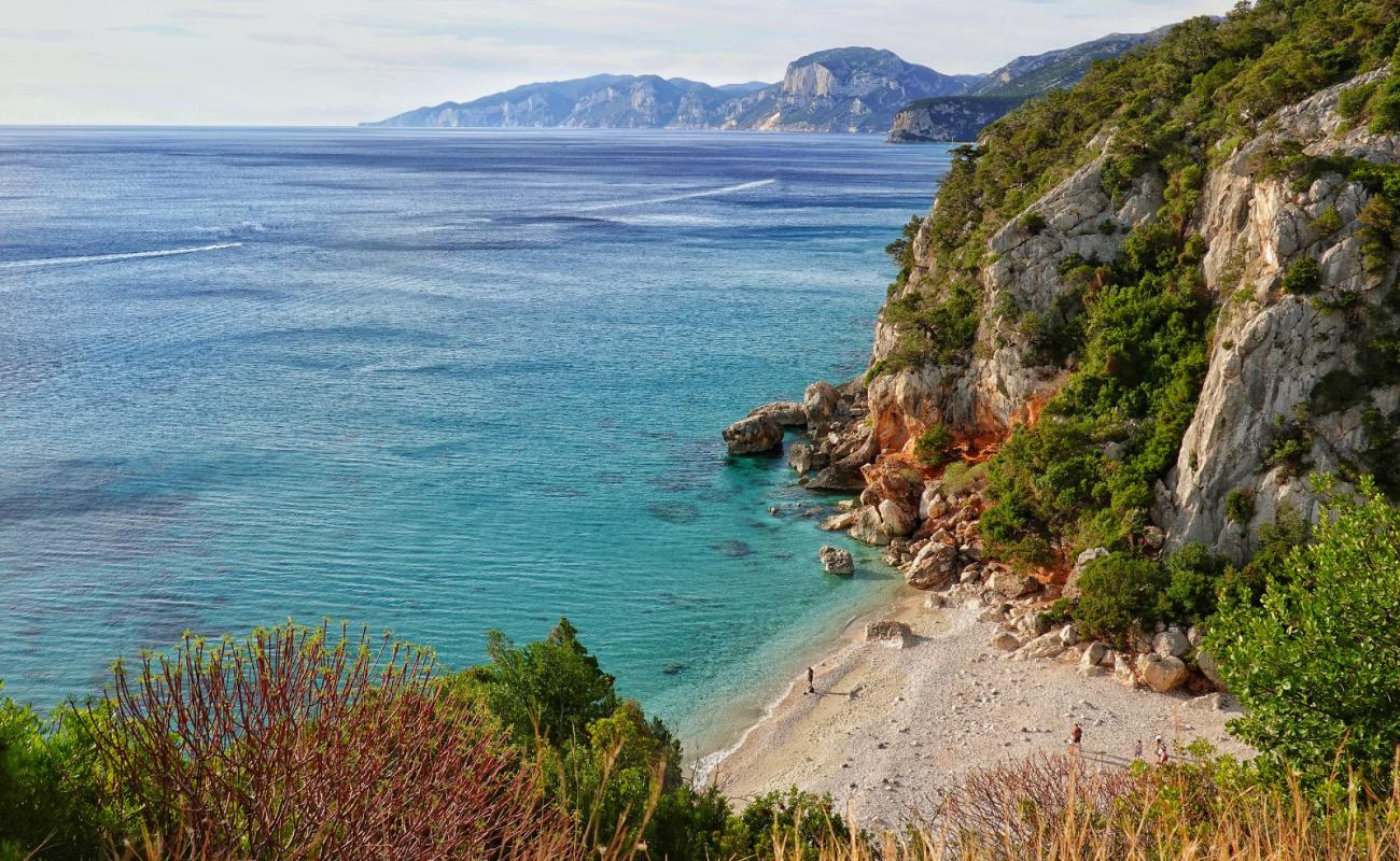 Photo de Cala Fuili avec petits galets blancs de surface