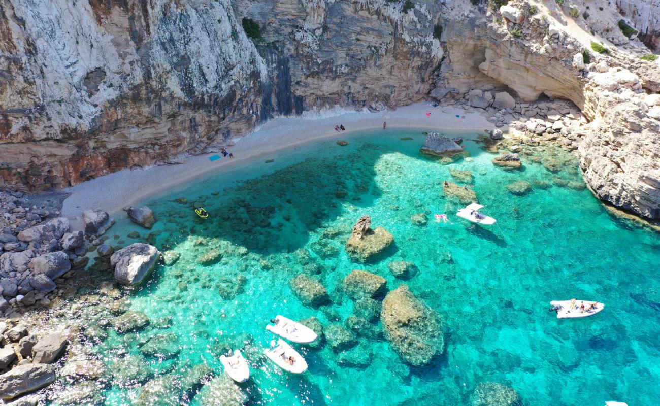 Photo de Cala Esuili avec petits galets blancs de surface