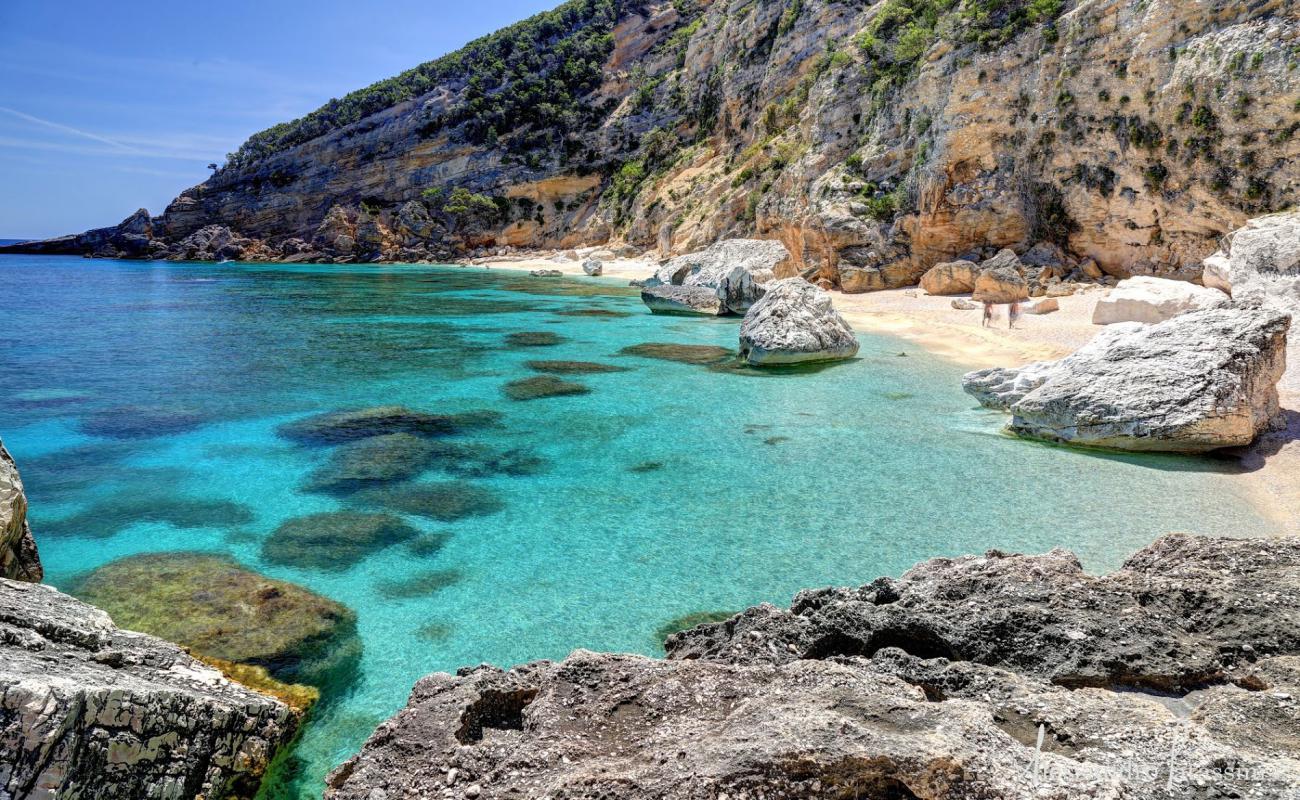 Photo de Cala Mariolu avec caillou fin blanc de surface