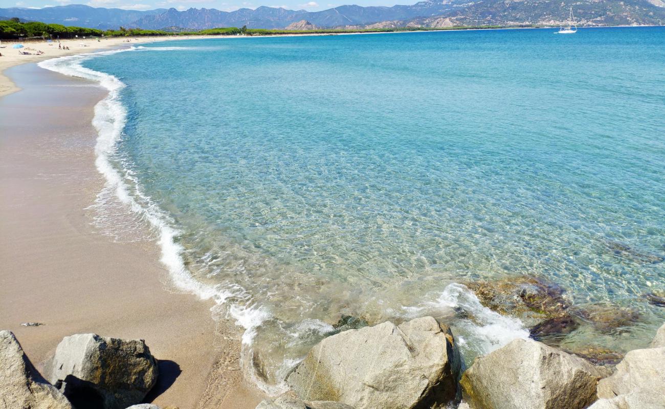 Photo de Riva Di Ponente avec sable lumineux de surface