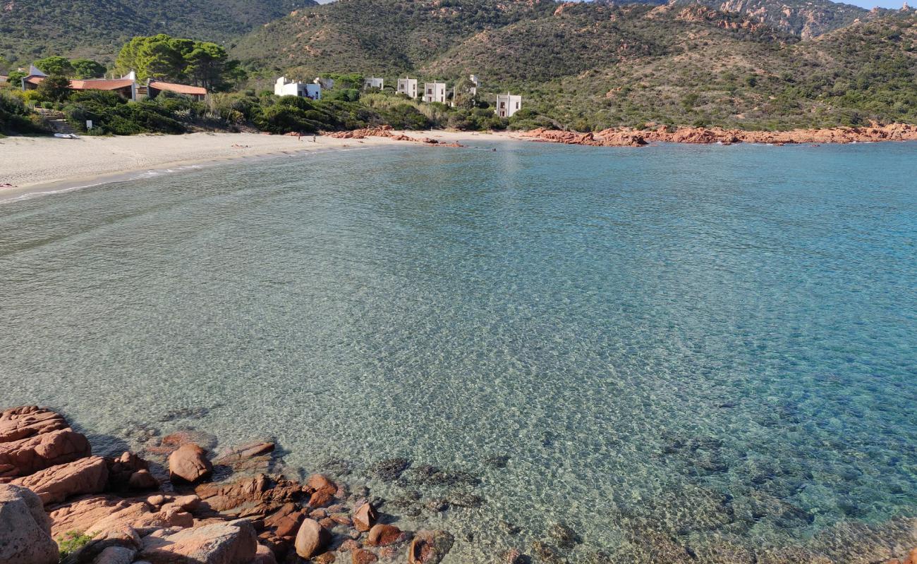 Photo de Plage de Su Sirboni avec sable beige de surface