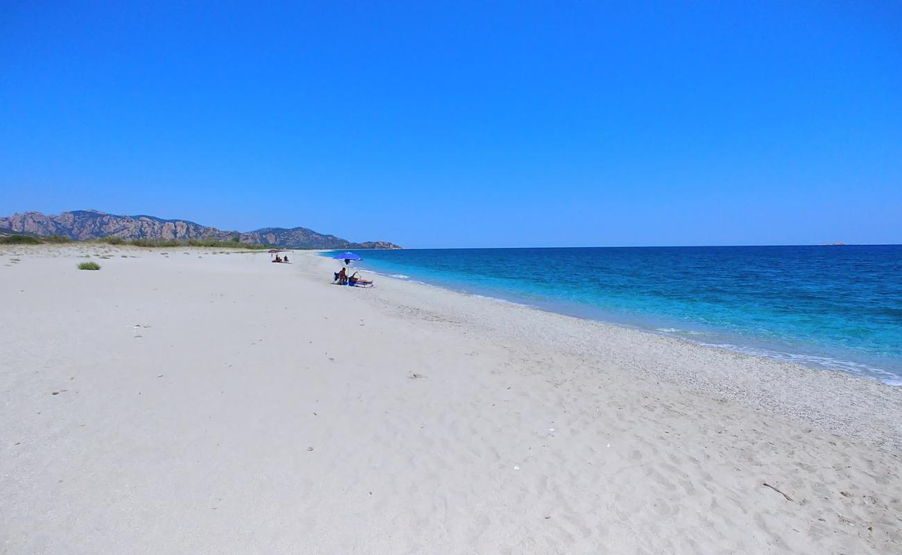 Photo de Spiaggia di Murtas II avec sable clair avec caillou de surface