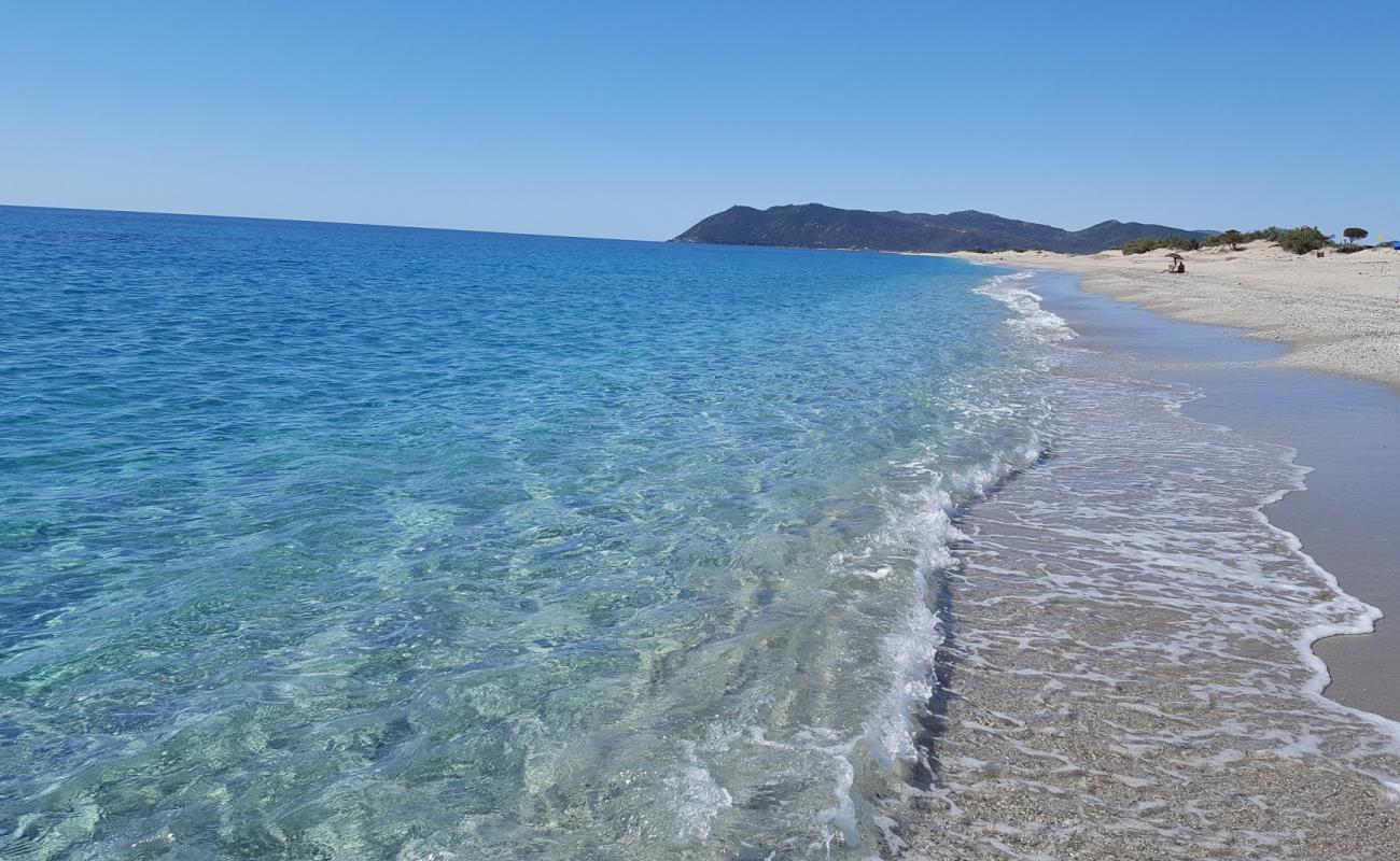 Photo de Plage de Murtas avec petits galets beige de surface